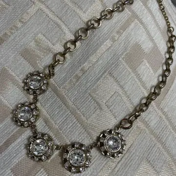 크리스탈 장식의 골드톤 목걸이