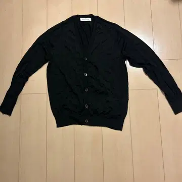 얇은 소재의 블랙 니트 가디건 5버튼