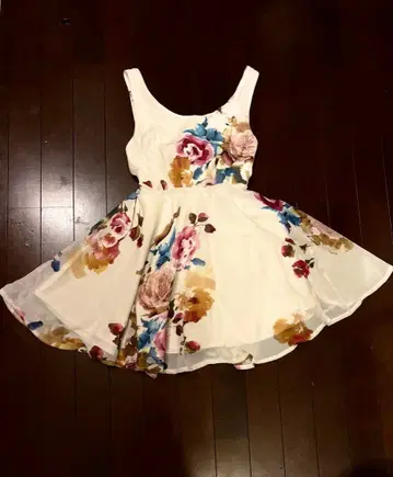 TikaA라인 무릎 기장 화이트 꽃무늬 원피스