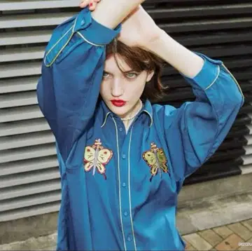 jouetie 죠죠의 기묘한 모험 콜라보 레이스업 셔츠 블루