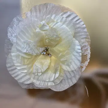 아이보리 꽃 모티브 헤어 액세서리