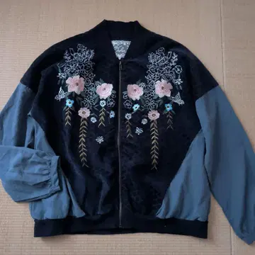 이즈스칼라 꽃 자수 블루종