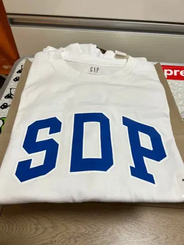 스차다라파 x GAP의 콜라보 붕소 티셔츠