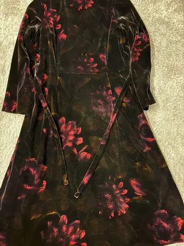 블랙과 빨간색 꽃무늬의 긴팔 원피스 벨벳 원단