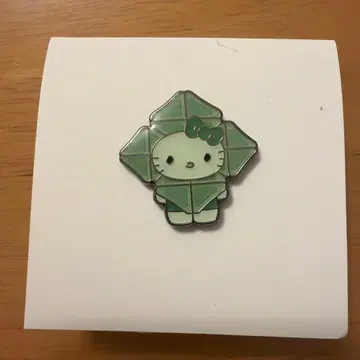 모 키티 일본관 핀 배지