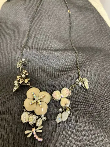 레네레이드 목걸이 화이트 비올라