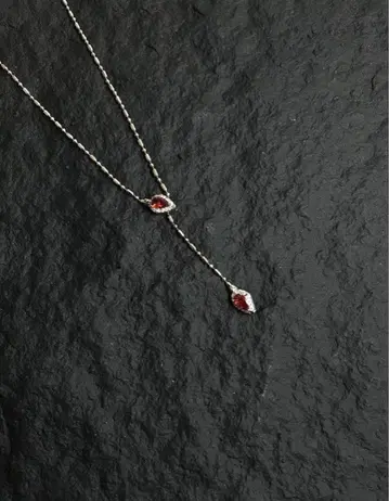 빨간색 스톤 부착 실버 롱 목걸이
