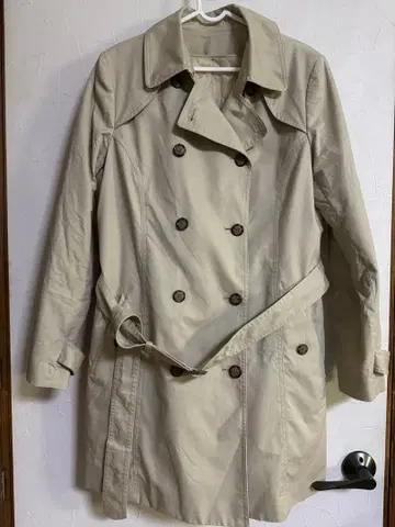 베이지 더블 브레스트 트렌치코트