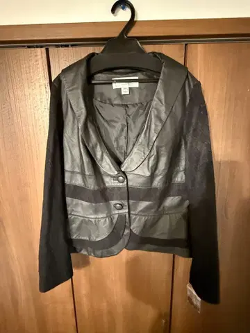 인조 가죽 블랙 레이스 절개 자켓