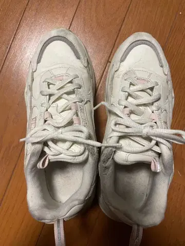 FILA 화이트 스니커즈