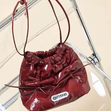 OUTDOOR PRODUCTS 에나멜 리본 드로잉 백 레드