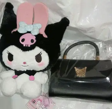 쿠로미 봉제 인형과 숄더백