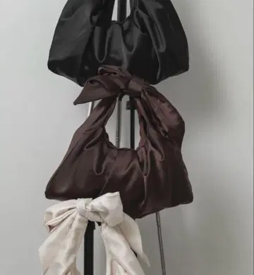 새틴 리본 포함 핸드백