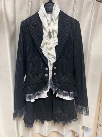 수트 프릴 스트라이프 스커트 셋업