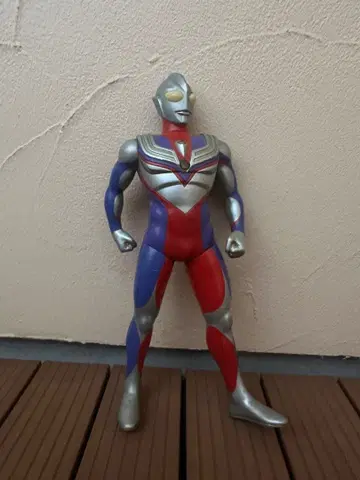 울트라맨 피규어 빨간색 파랑 은색