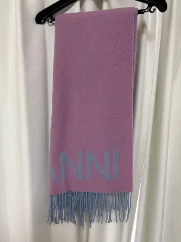 울 100% 연보라색 머플러 로고 포함