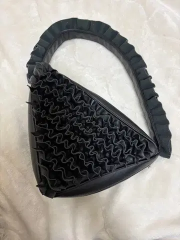 Bibiy. 프릴 달린 삼각형 백 블랙