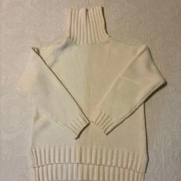 SLOANE 아이보리 터틀넥 스웨터
