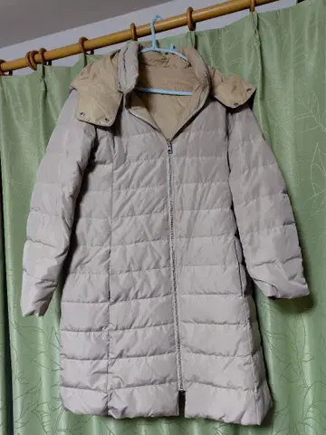 베이지 후드 부착 다운 자켓