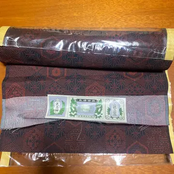 기모노 옷감 빨간색과 블랙의 기하학 패턴