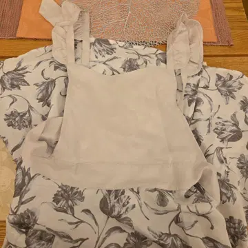 프릴 장식 꽃무늬 반팔 상의 라이트 그레이