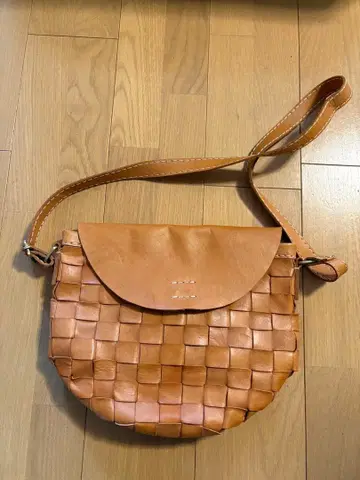 오메카시 뜨개질 디자인 브라운 가죽 숄더백