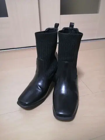 [므뉴] 스퀘어토 리브 니트 청키힐 부츠