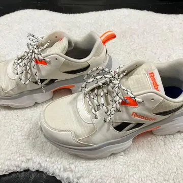 리복 화이트/오렌지 스니커즈