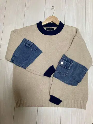 베이지 데님 패치 스웨터