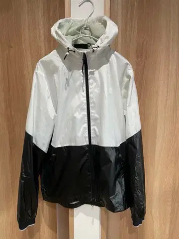 [ 언더아머 ] 윈드 브레이커 화이트/블랙 M 사이즈 러닝 후드