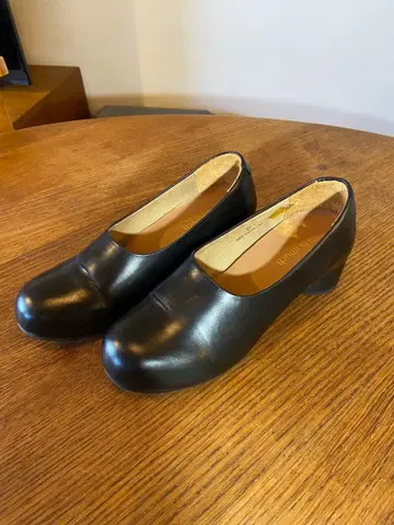 블랙 가죽 펌프스 중간 힐 hcubuch