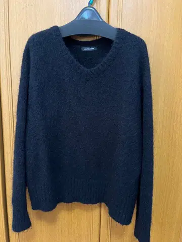 로트레아몽 V넥 긴팔 스웨터