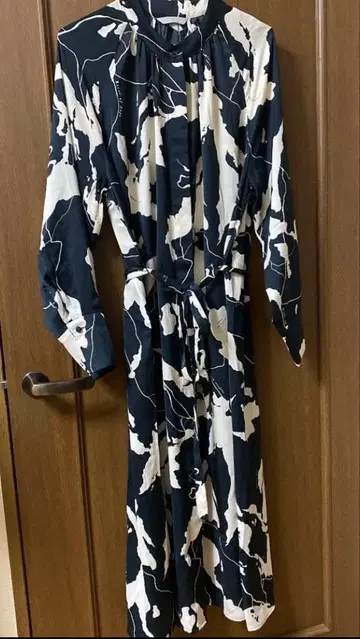 H&M 블랙 화이트 추상 패턴 긴팔 셔츠 원피스
