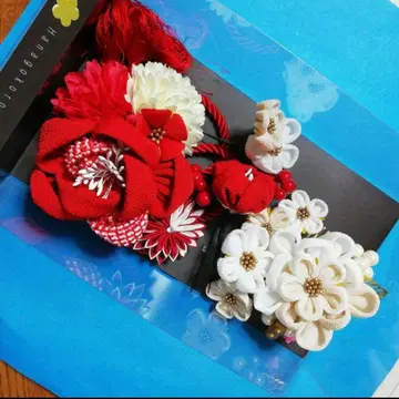 일본 의류 머리 장식 빨간색과 하얀색 꽃 빗 기모노에 사랑스러운 비녀