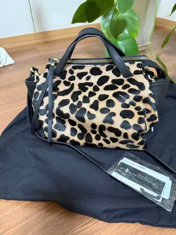 레오파드 무늬 숄더백