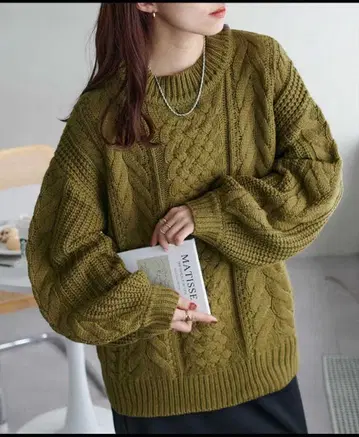 올리브 그린 케이블 니트 긴팔