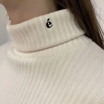 자수 장식 아이보리 터틀넥