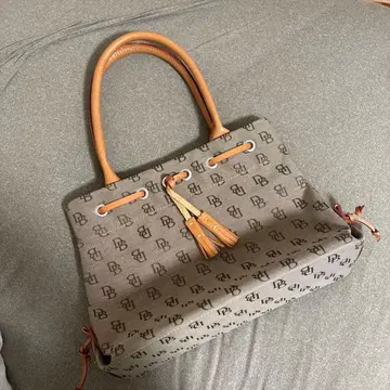 두니앤버크 로고 프린트 핸드백