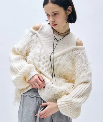 AIC. 컷 아웃 루프 편직 케이블 니트