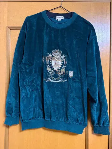 90s Y2K 벨로아 느낌 자수 맨투맨 크레스트 문장 고딕 구제 의류