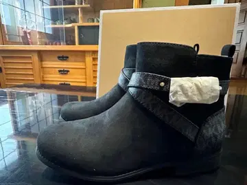 마이클코어스 에마 킨케이드 숏부츠