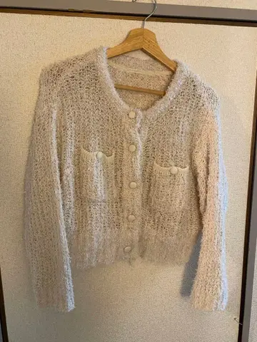크림색의 복슬복슬한 가디건