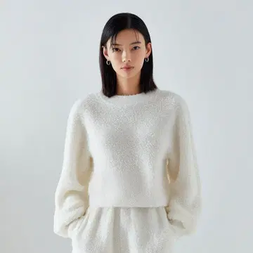 보송보송 상의 화이트 루즈핏 체형 커버 겨울 코디 새상품