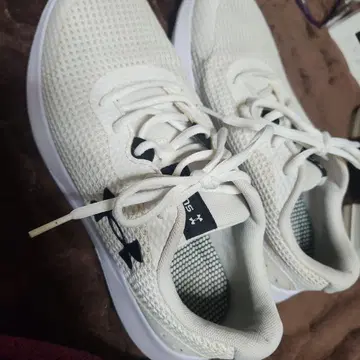 Under Armour 화이트 러닝화 25cm