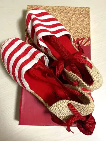 Toni Pons 빨간색과 화이트 스트라이프 샌들