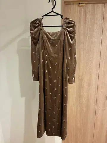 LILY BROWN 플라워 자수 스퀘어 넥 벨로아 원피스