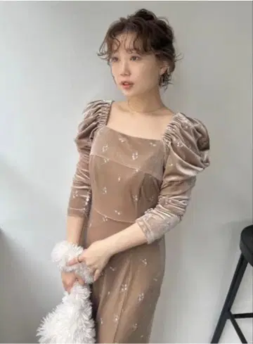 LILY BROWN 플라워 자수 스퀘어 넥 벨로아 원피스