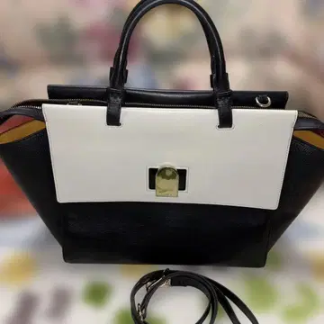 미사용에 가까운 FURLA 엘레강트 블랙 앤 화이트 핸드백