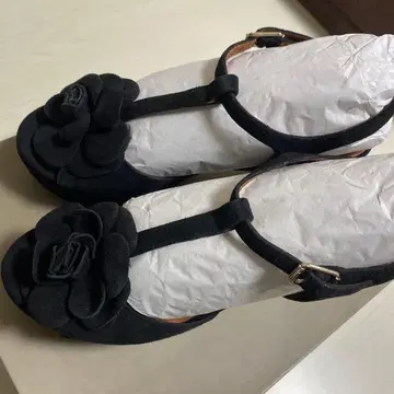 블랙 플라워 장식 스웨이드 샌들