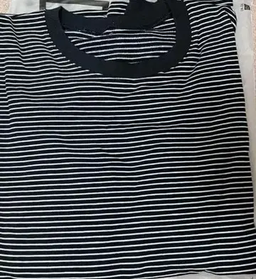 스트라이프 디자인 긴팔 T셔츠